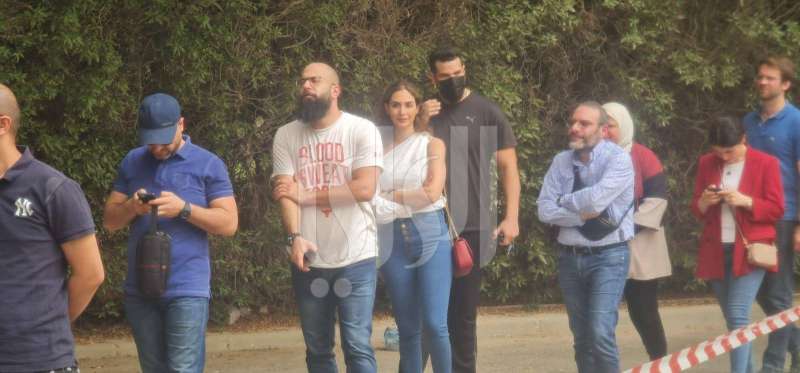ناخبون ينتظرون دورهم لإتمام عملية التصويت