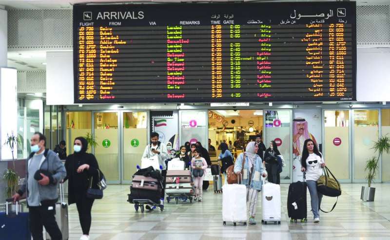 أعداد كبيرة من الرحلات تعيد من عيّد خارج الكويت 		(تصوير أسعد عبدالله)