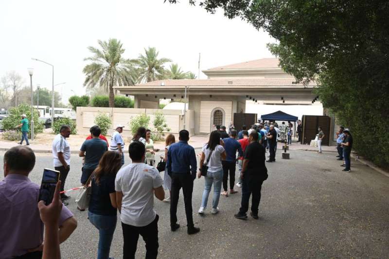 إقبال كثيف على الاقتراع في السفارة اللبنانية (تصوير أسعد عبدالله)