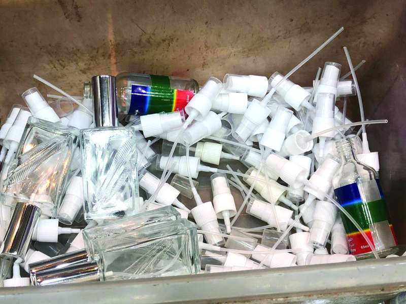 زجاجات فارغة تتم تعبئتها بالتركيبات العطرية الضارة
