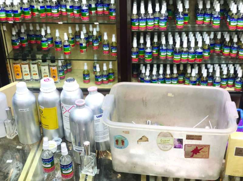 كميات من الزجاجات المعبأة بالمواد العطرية الضارة مجهولة المصدر	(تصوير سعود سالم)