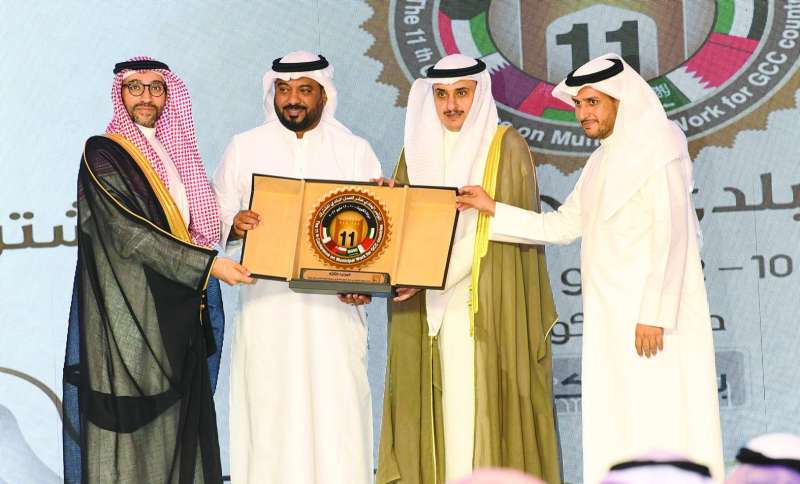 
تكريم أحد الفائزين بجائزة العمل البلدي الخليجي
