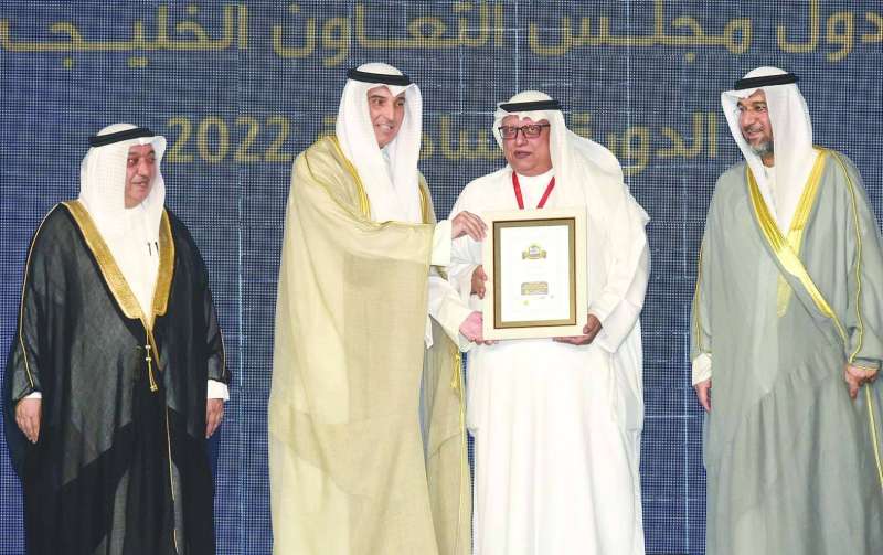 الزميل خالد الشرقاوي متسلماً جائزة رئيس التحرير الزميل وليد الجاسم 	(تصوير أسعد عبدالله)
