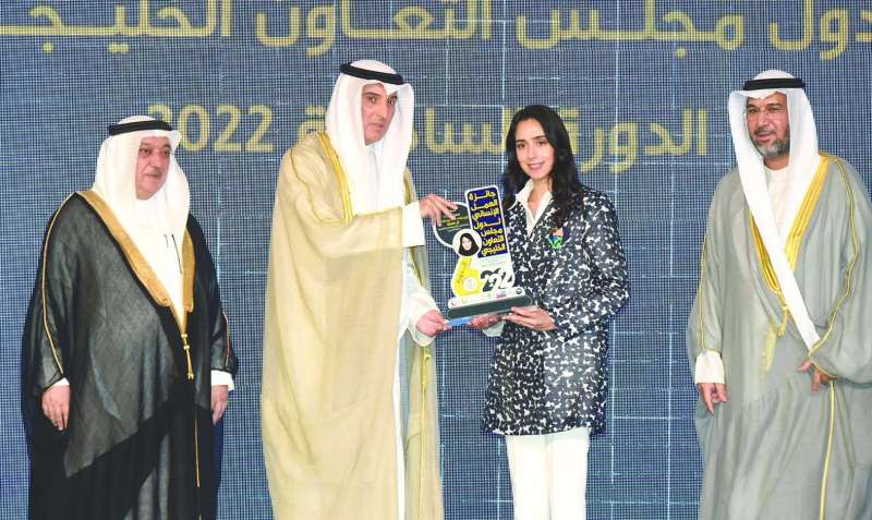 تكريم إحدى الفائزات
