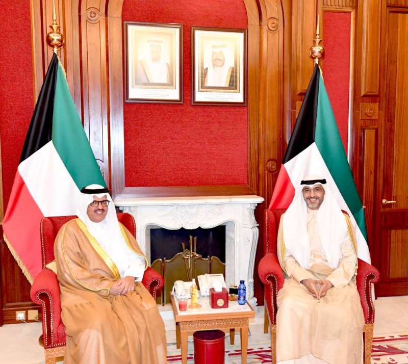 وزير شؤون الديوان الأميري مع سفير السعودية