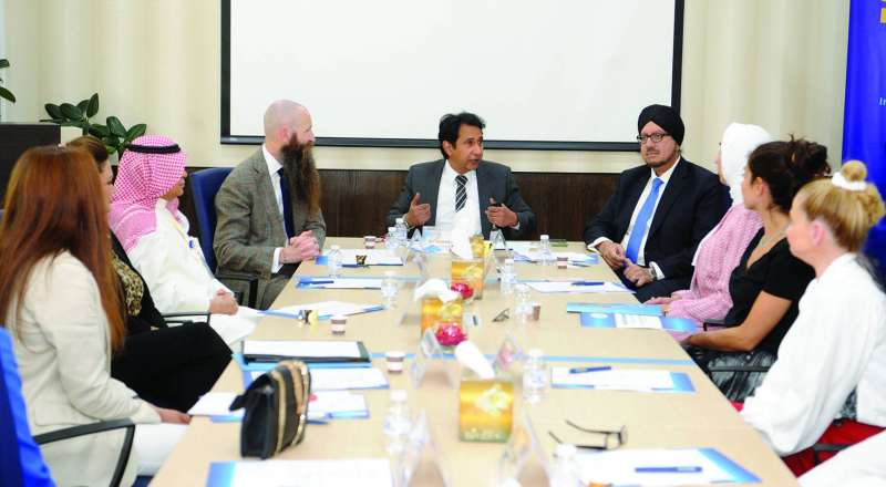 
الحنيان مجتمعاً بالقائم بالأعمال الأميركي والمشاركين (تصوير سعود سالم)