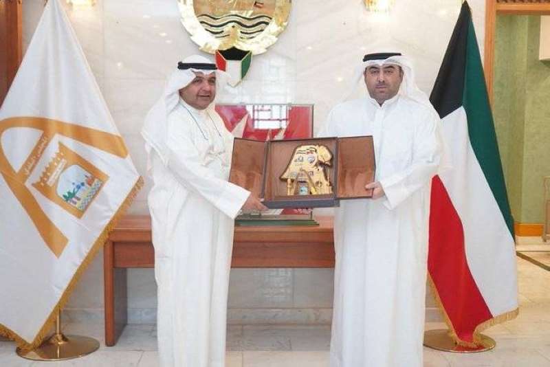 أسامة العتيبي مكرماً بدر الرفاعي 