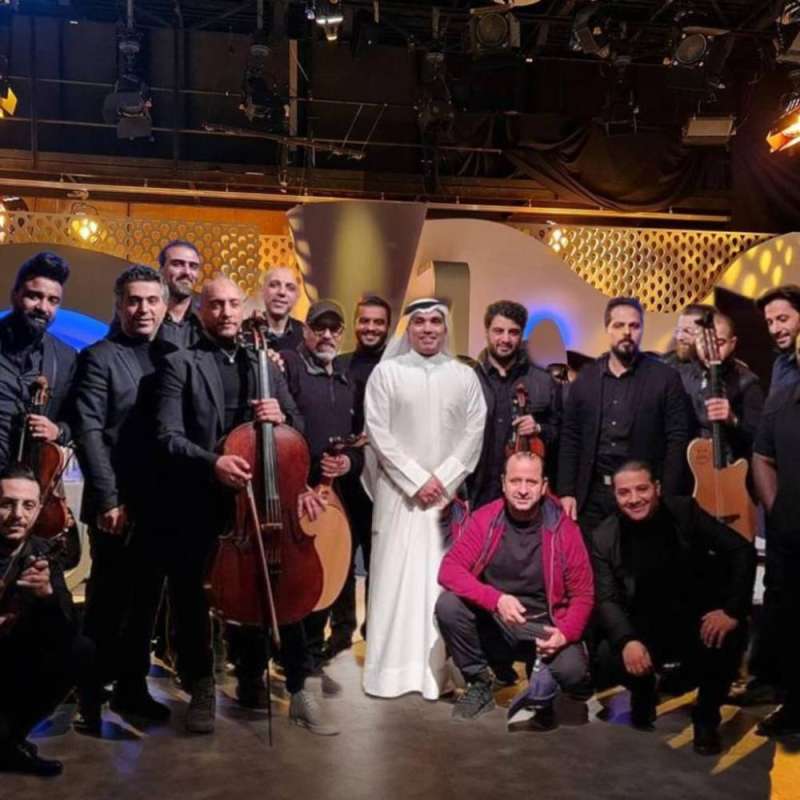 فريق البرنامج مع الفرقة الموسيقية 