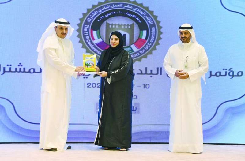 
تكريم مشاركة لدورها في إثراء ورش العمل
