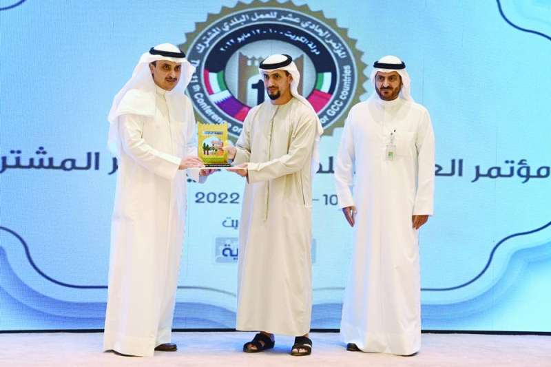 
المنفوحي مكرماً الوفد الإماراتي 	 (تصوير نايف العقلة)