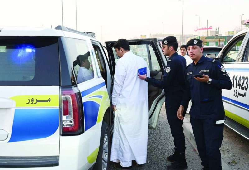 اقتياد أحد المخالفين لسيارة الدورية
