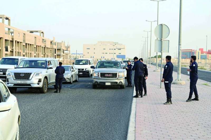 رجال الأمن لدى التدقيق على المركبات (تصوير أسعد عبدالله)