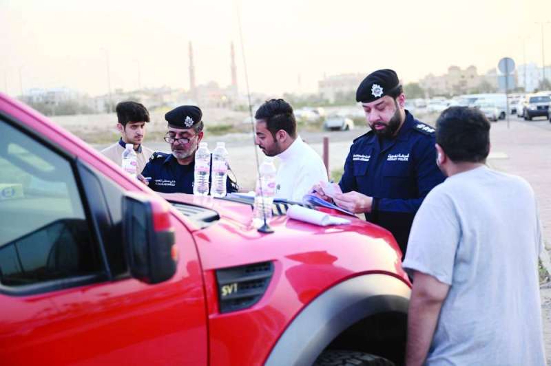 تسجيل مخالفات 	 (تصوير أسعد عبدالله)