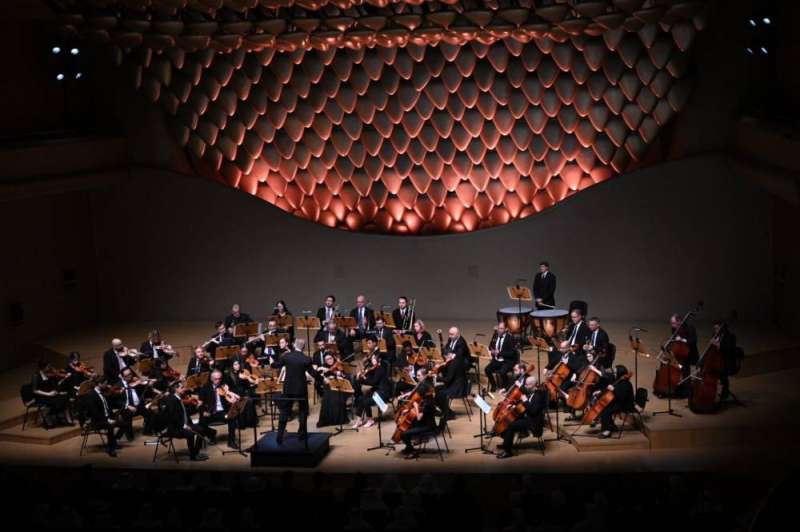 «الأحمدي الموسيقية» عزفت رائعتَي بيتهوفن في «مركز جابر الثقافي»