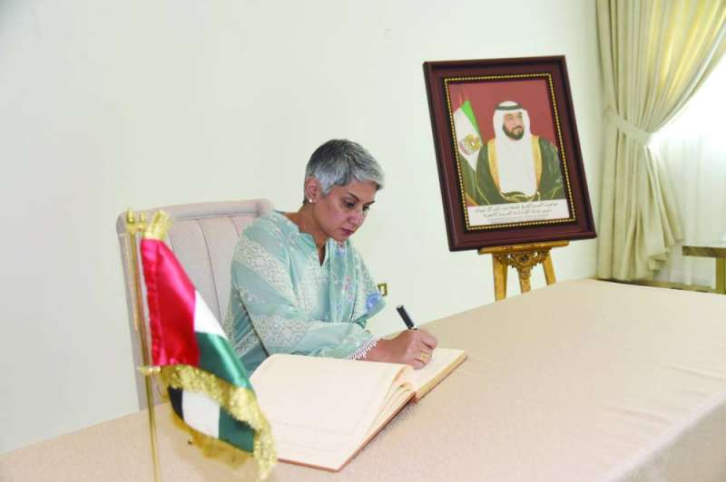 سفيرة كندا تسجل التعازي في سجل السفارة