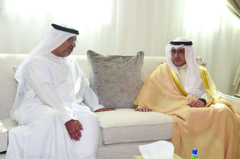 الناصر يقدم التعازي لسفير الإمارات (تصوير سعود سالم)