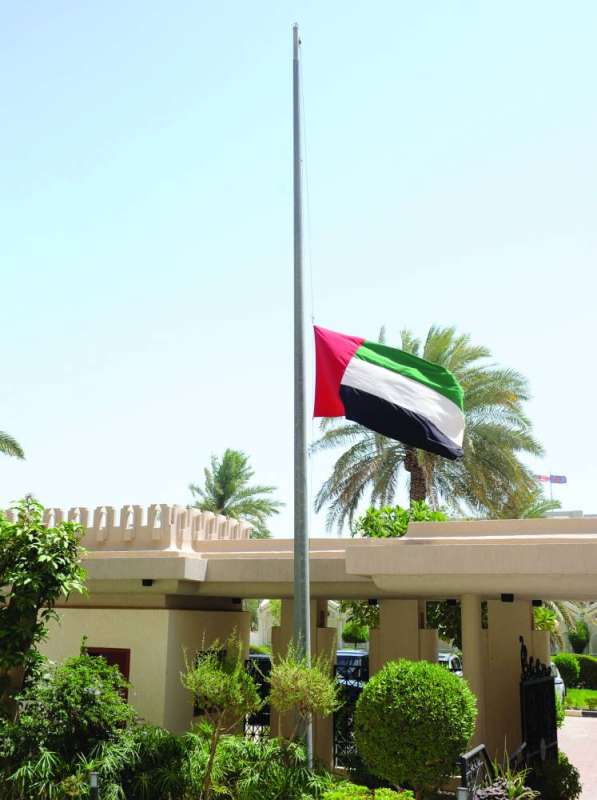 العلم الإماراتي منكساً أمام السفارة