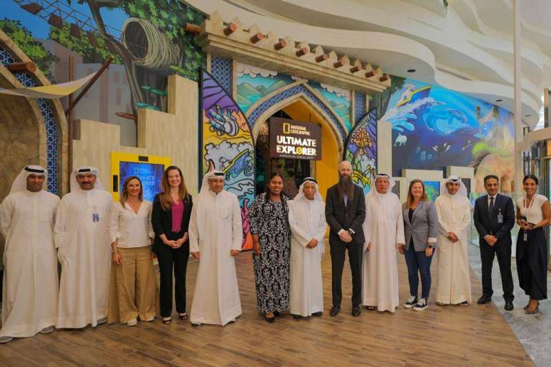 النفيسي متوسطاً المشاركين في تدشين المركز الترفيهي الجديد