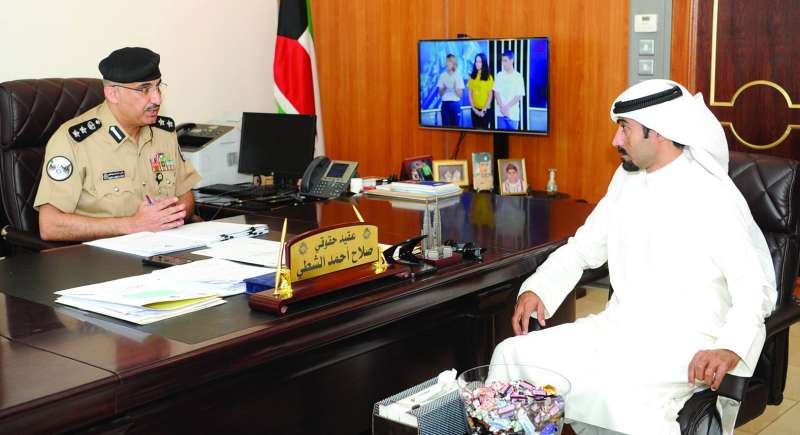 الشطي متحدثاً للزميل نايف كريم (تصوير سعود سالم)