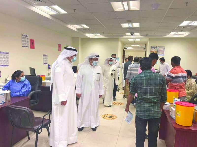 
وزير الصحة ووكيل الوزارة خلال تفقدهما مركز الشويخ