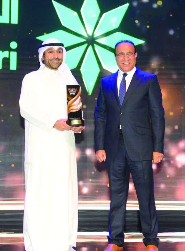 
صادق عبدالله متسلماً درع «التجاري»