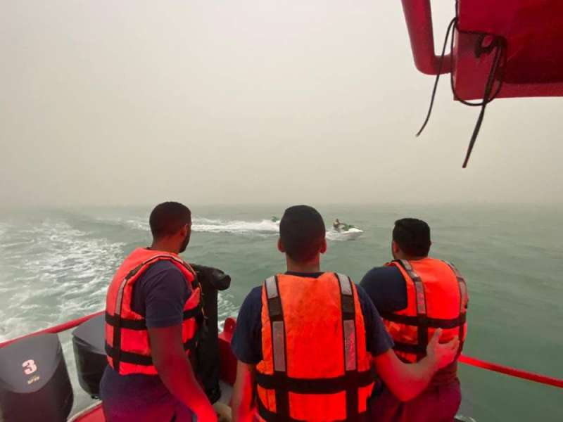 الإطفائيون أثناء العثور على مستقلي الدراجات المائية 