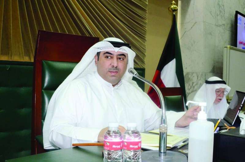 أسامة العتيبي مترئساً الجلسة
