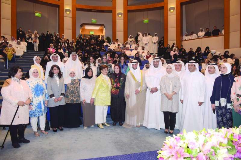 
المكرمتان والغانم وقياديو كلية العلوم الاجتماعية والجامعة وحضور الاحتفالية في صورة جماعية