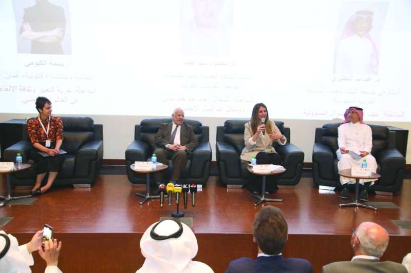 شيخة الجاسم مترئسة إحدى الجلسات
