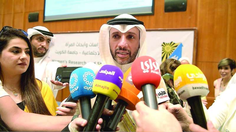 الغانم يتحدث لوسائل الإعلام على هامش الحفل