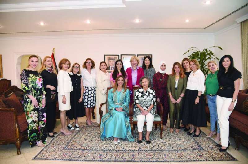 كريشان والقطامي مع عدد من المشاركات في الفعالية