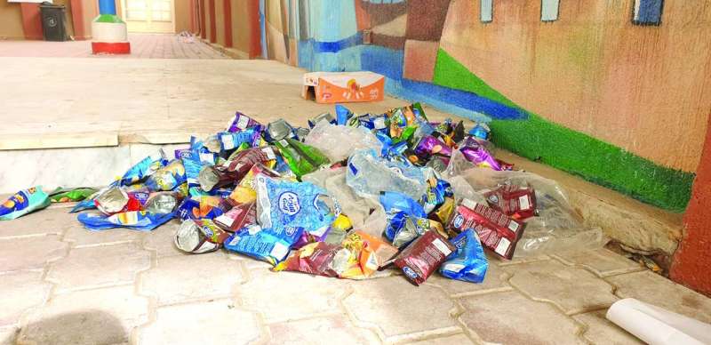 مخلفات المقصف في ظل ندرة عمال التنظيف