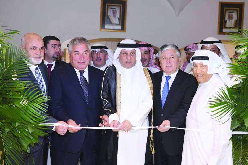 
الدويش خلال قص شريط الافتتاح
