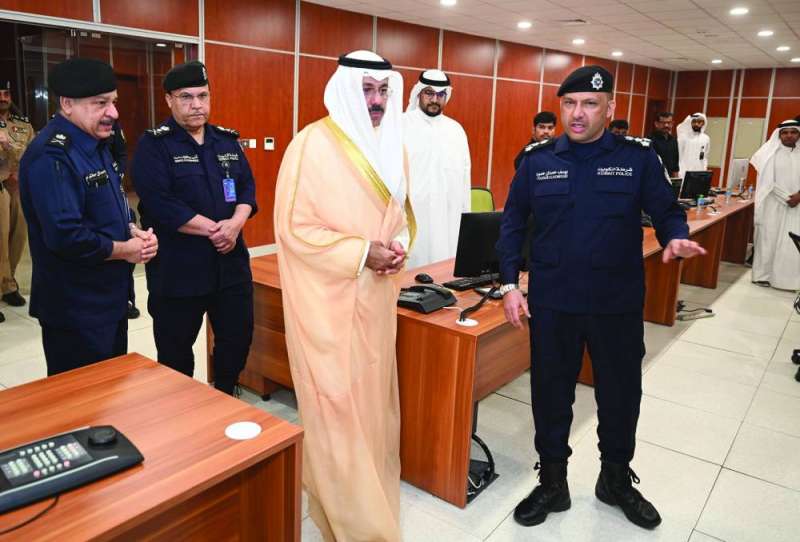 
وزير الداخلية والفريق البرجس واللواء الصايغ خلال الجولة بالمبنى		 (تصوير أسعد عبدالله)
