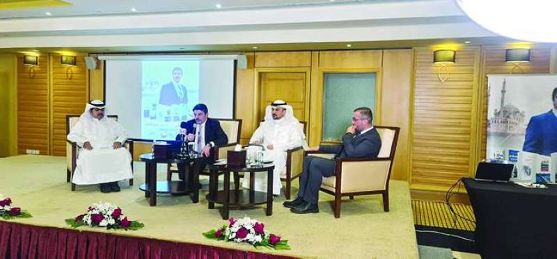الصحافي حمزة تكين والدكتور ياسين أقطاي مع الدكتور علي السند والدكتور جاسم الجزاع​