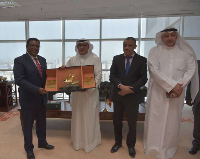 الجلاوي يسلم الوزير الإثيوبي درعا تذكارية خلال اللقاء