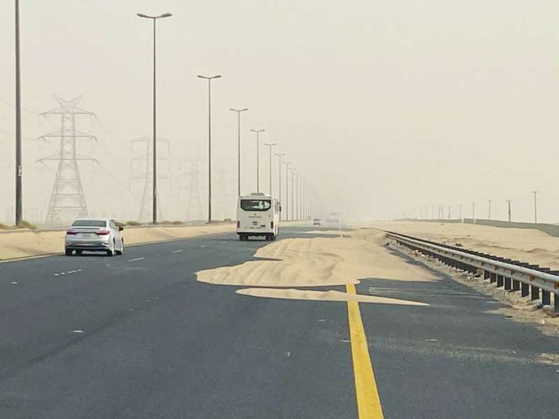 
تسهيل حركة السير بعد إزال الأتربة عن الطريق