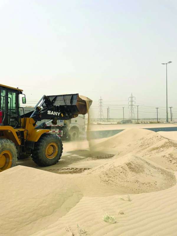 
موجة الغبار خلفت أكواماً من الرمال