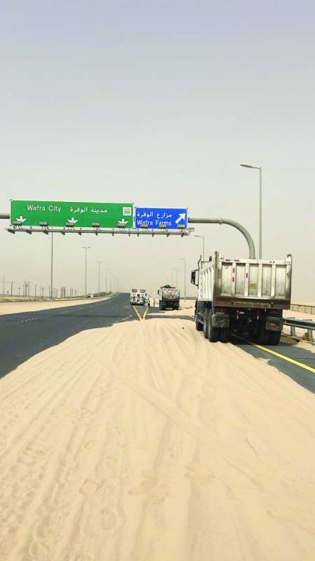 
كميات كبيرة من الرمال على الطرق