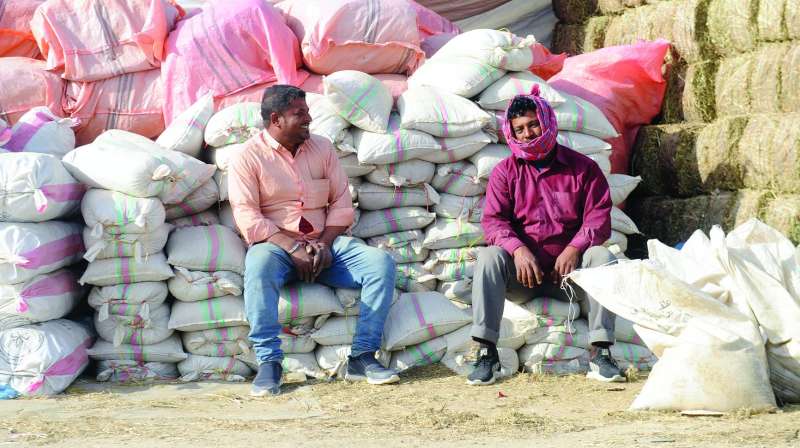 في انتظار المشترين	(تصوير سعود سالم)