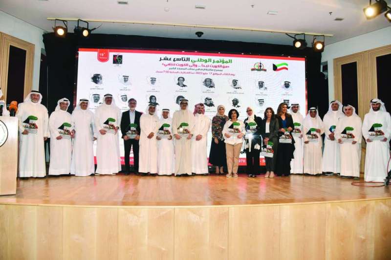 لقطة جماعية لذوي وأبناء المكرمين الراحلين
