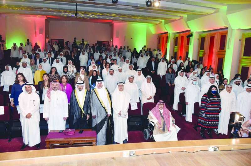 الحضور وقوفاً خلال عزف السلام الوطني
