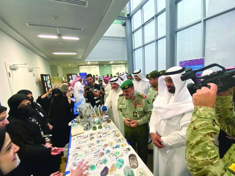 جانب من معرض فعالية يوم الأصم في كلية التربية
