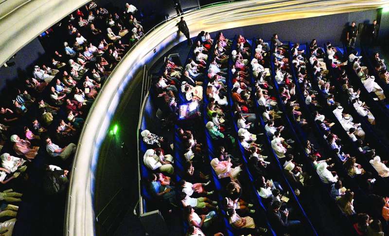 
الجمهور ملأ مدرجات المسرح
