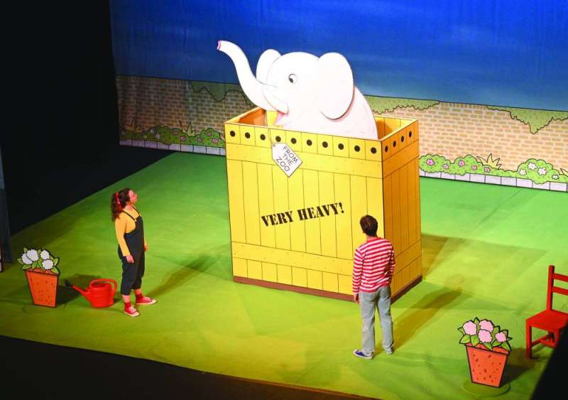 
بن وسالي أمام صندوق الفيل 	(تصوير نايف العقلة)
