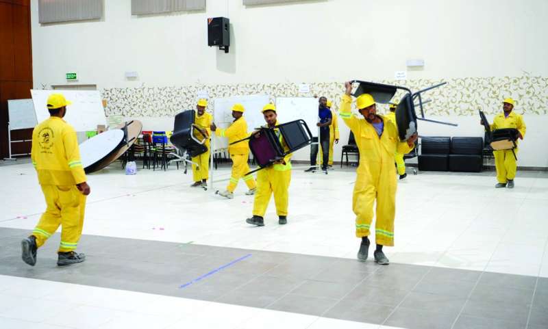 تجهيز أحد مراكز الاقتراع