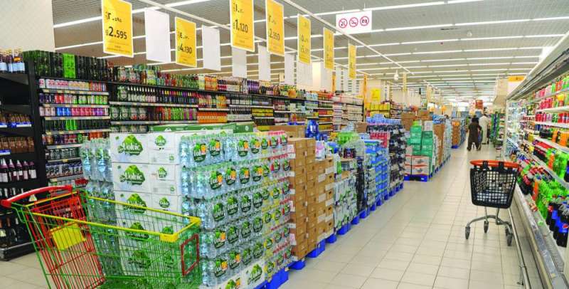 هواجس من نقص في إمدادات المواد الغذائية في الصيف 	(تصوير سعود سالم)
