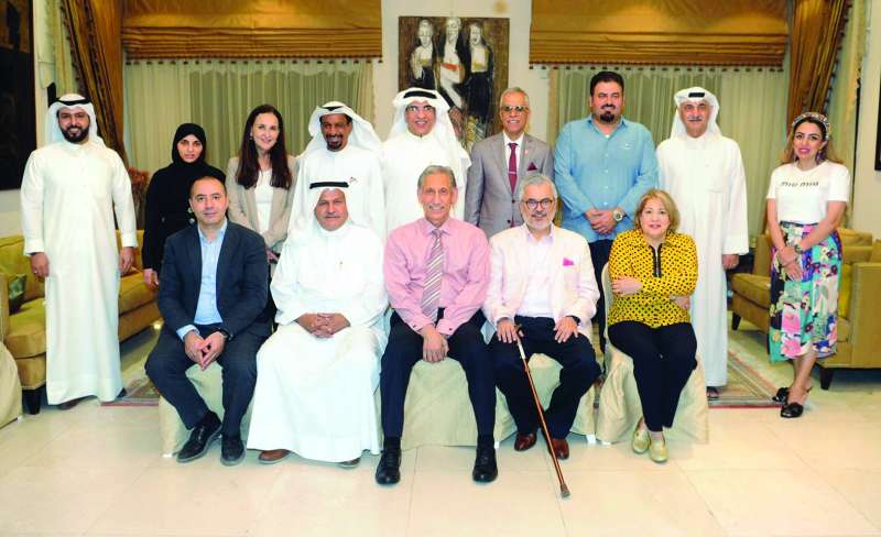 الحضور في لقطة جماعية