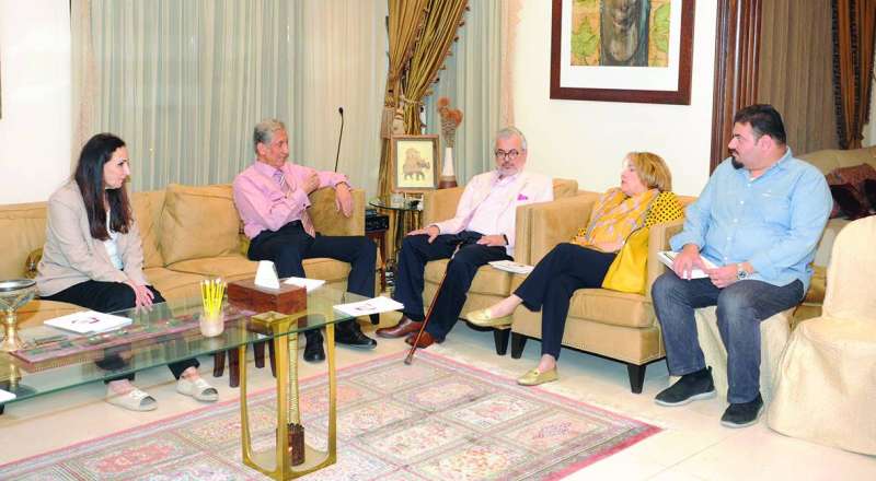 العيسى متوسطاً الرفاعي وليلى العثمان 	 (تصوير سعود سالم)