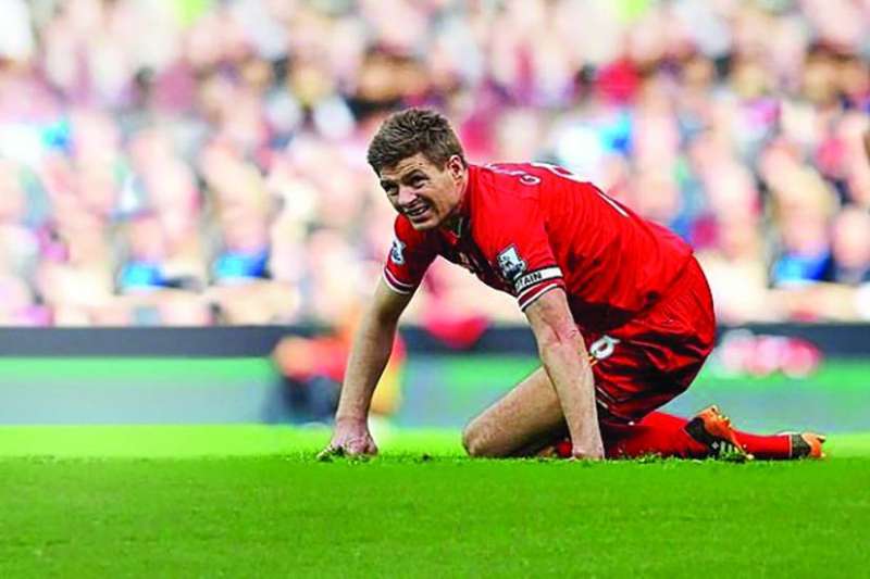 ستيفن جيرارد متعثّراً خلال المباراة الشهيرة بين ليفربول وتشلسي